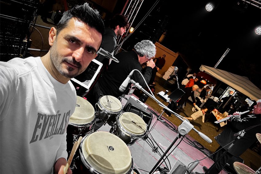 Jespo alle congas sul palco, in un selfie con la band alle spalle