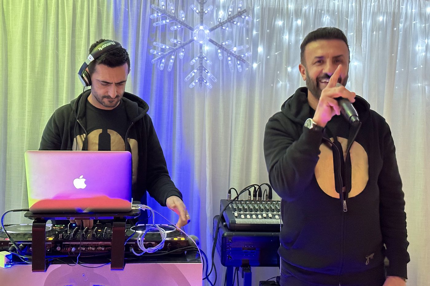 Jespo in console e Maurolamo al microfono durante una festa