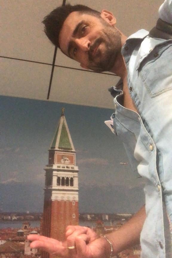 Jespo davanti al campanile di San Marco, a Venezia