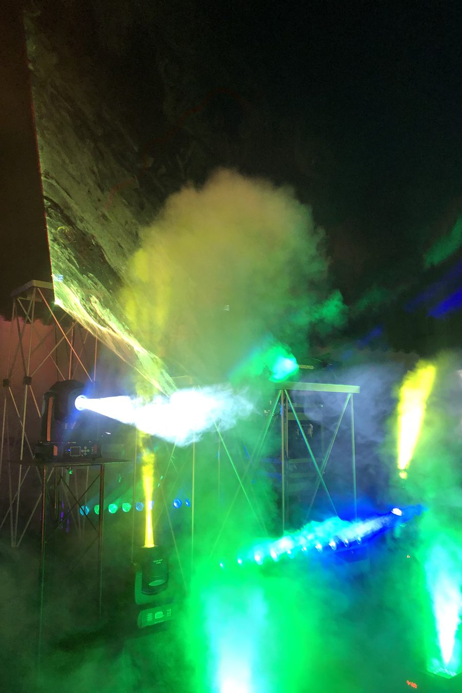Luci verdi e fumo sul palco di una festa all'aperto
