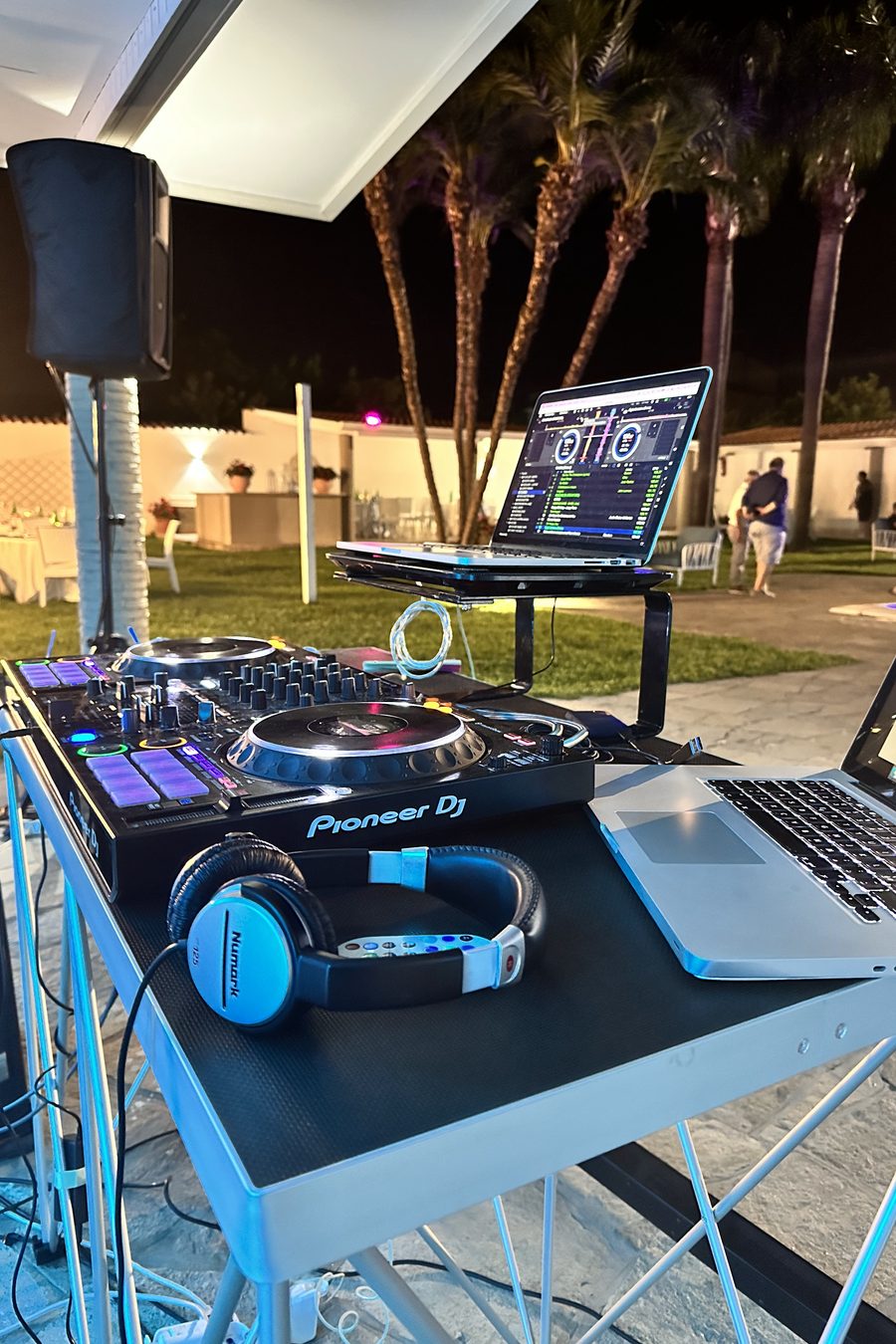 La console Pioneer allestita in giardino, di notte