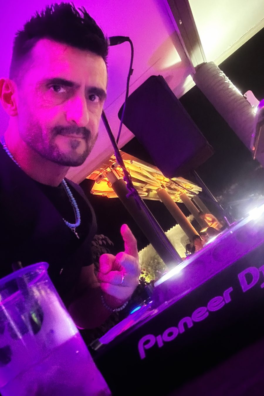Jespo in console, nella luce viola