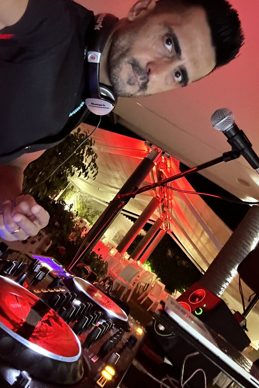 Jespo in console sotto la tenda, con luci rosse