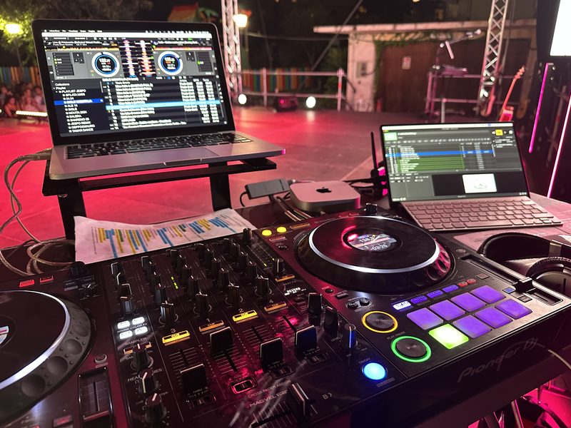 La console di Jespo sul palco, con laptop e controller