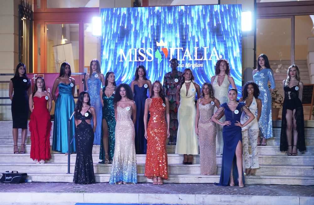 Le concorrenti in abito da sera davanti al ledwall Miss Italia