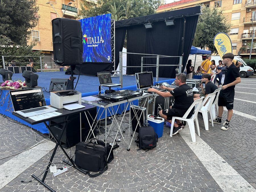 La postazione DJ allestita in piazza, con il ledwall sul palco