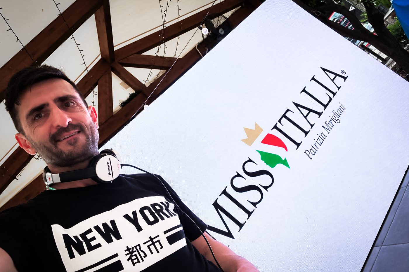 Jespo davanti al LED wall di Miss Italia Campania