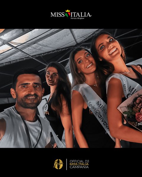 Selfie di Jespo con le Miss e le fasce in mano