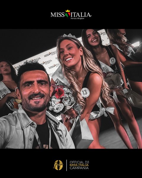 Selfie di Jespo con due Miss e i fiori