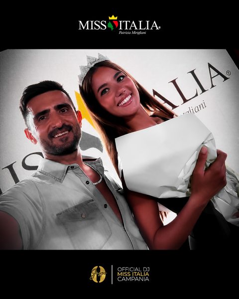 Selfie di Jespo con una Miss con la corona, davanti al fondale Miss Italia