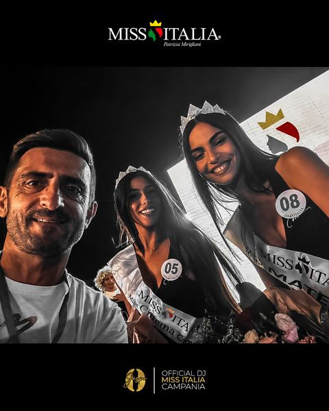 Selfie di Jespo con due Miss, una con la corona