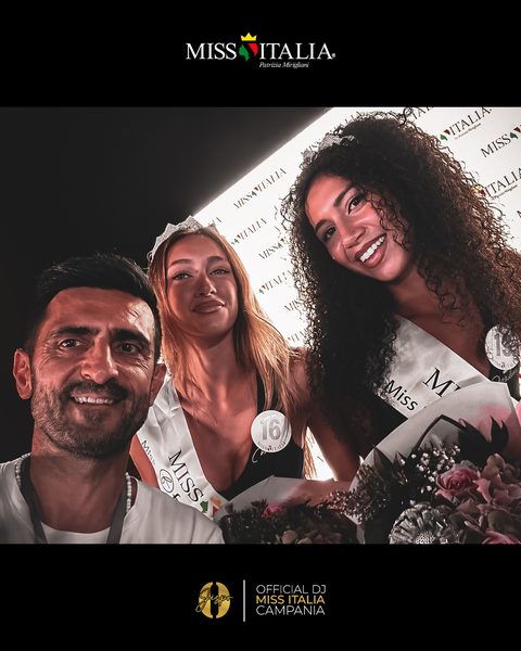 Selfie di Jespo con due Miss sul palco