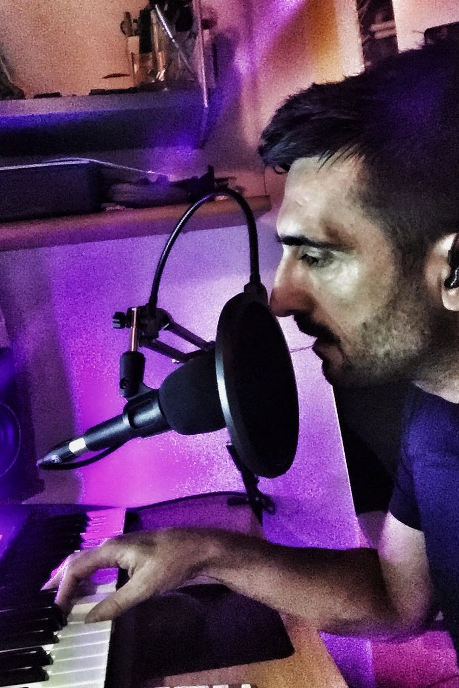 Jespo in studio, al microfono e alla tastiera